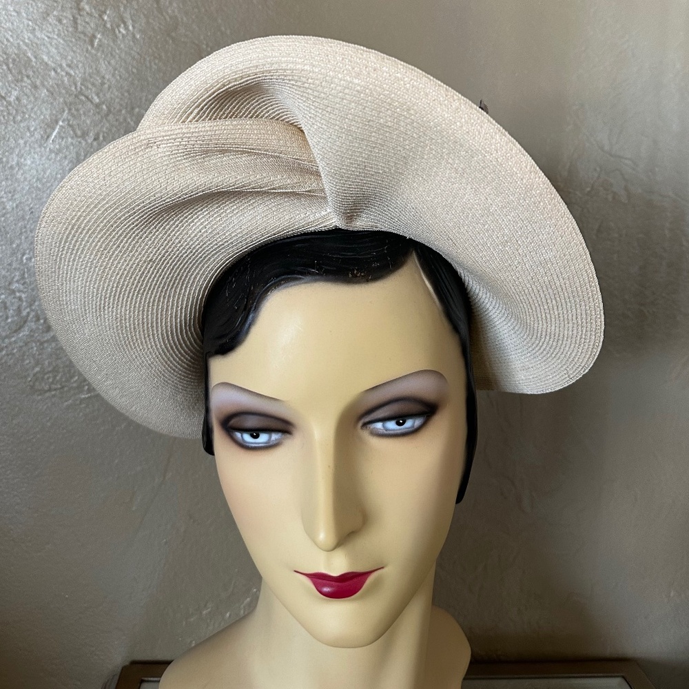 GRACEFUL 1940s' IVORY STRAW OPEN CROWN HAT WITH FOLDED BRIM & FABRIC FLOWERS - Picture 3 of 12